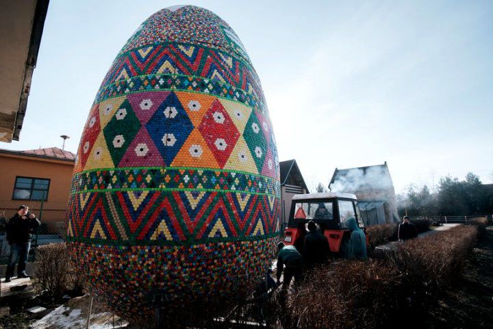 Într-un sat din Slovacia a fost montat cel mai mare ou de Paște din lume