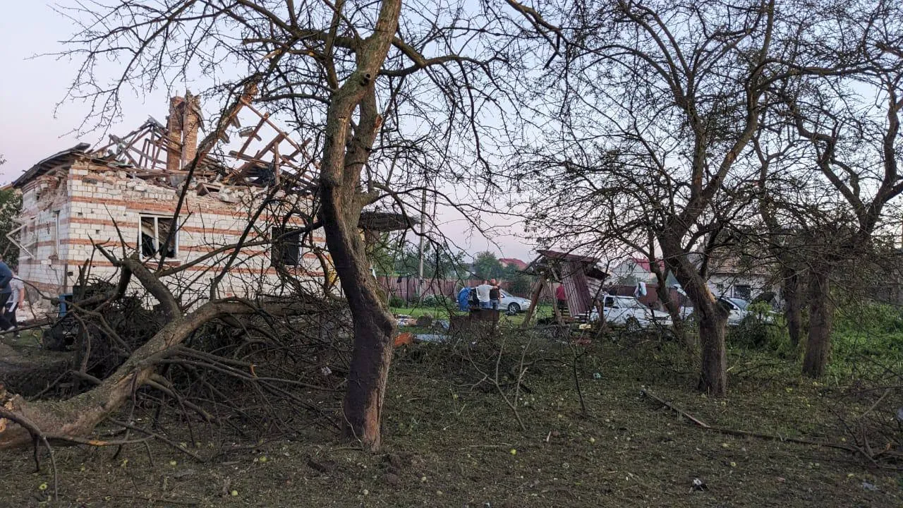 В результате ракетной атаки повреждены дома во Львове