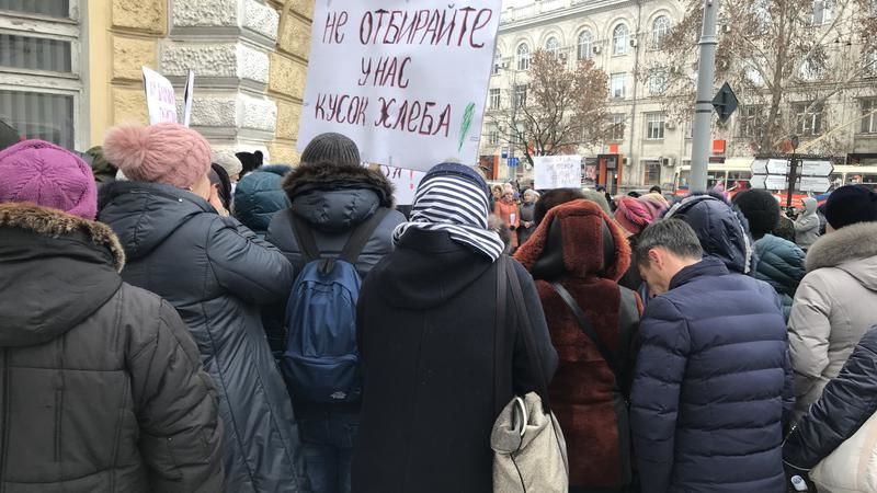 Сотрудники "Moldpresa" перед примэрией: Не лишайте нас работы