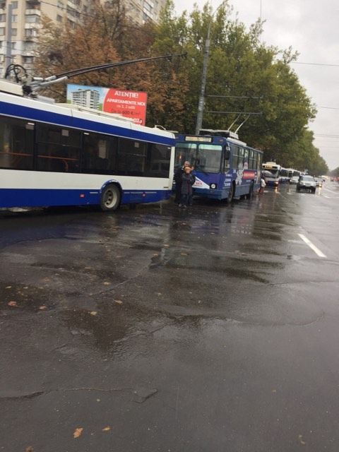 Haos și nervi: Troleibuzele sunt blocate din cauza mașinilor parcate neregulamentar