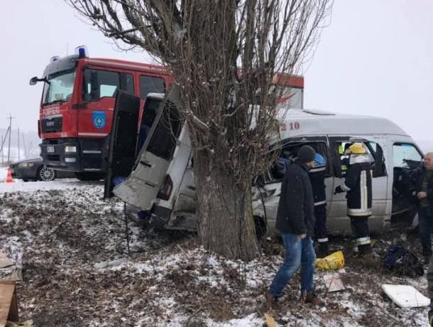 В ДТП с участием рейсового микроавтобуса пострадали 4 человека