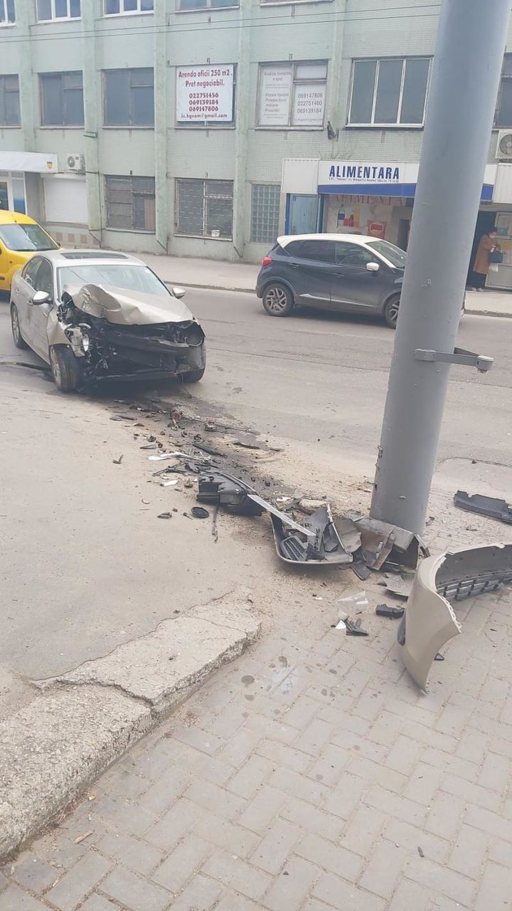 В столице произошло ДТП: водитель врезался в столб