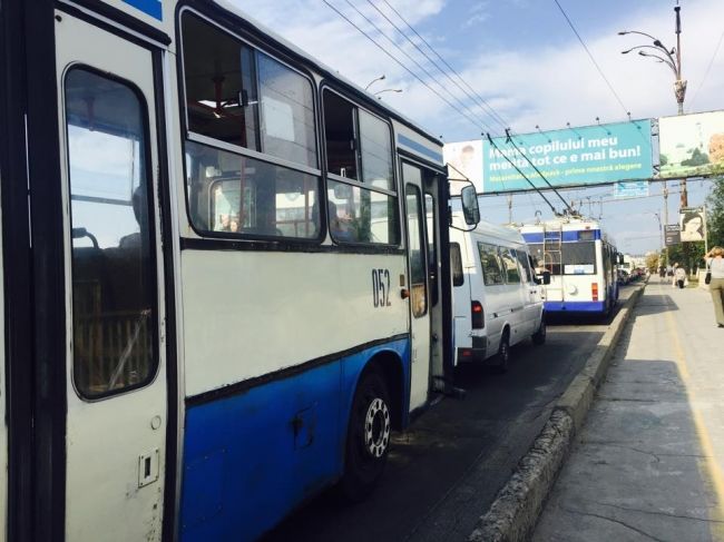 Un autobuz de linie s-a ciocnit cu un Mercedes, iar acesta a lovit o alta masina in apropiere de Circ