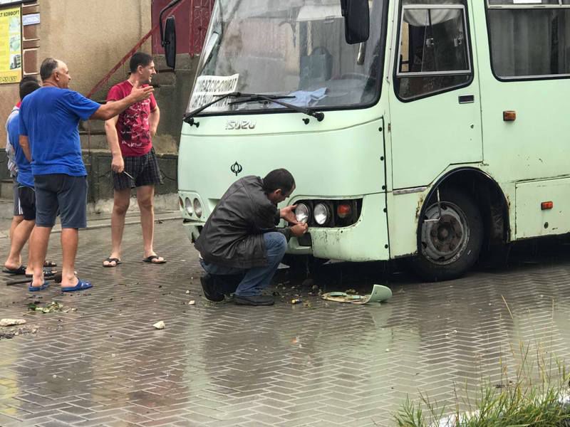 В центре Комрата поднялся асфальт, в яму угодил пассажирский автобус