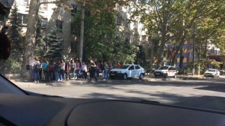 Moldova într-o singură imagine. Ce fac o profesoară şi elevii săi este revoltător