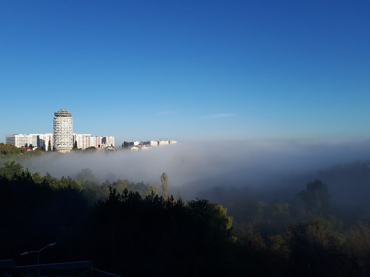 Ceața a devenit, în această dimineață, regină peste meleagurile noastre. Internauții, fascinați