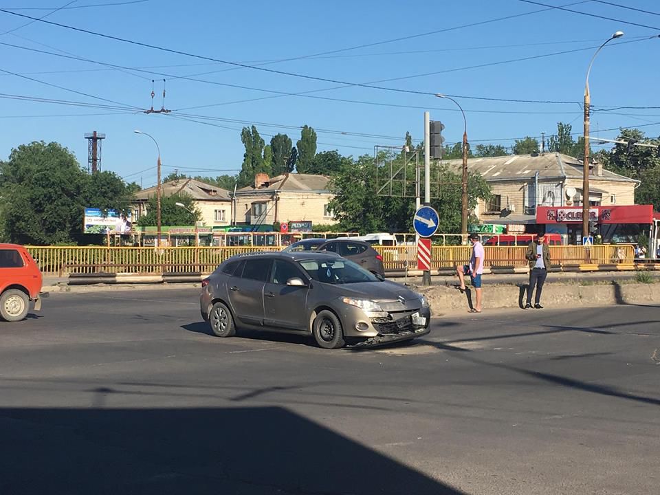 На мосту на Телецентре столкнулись два легковых автомобиля