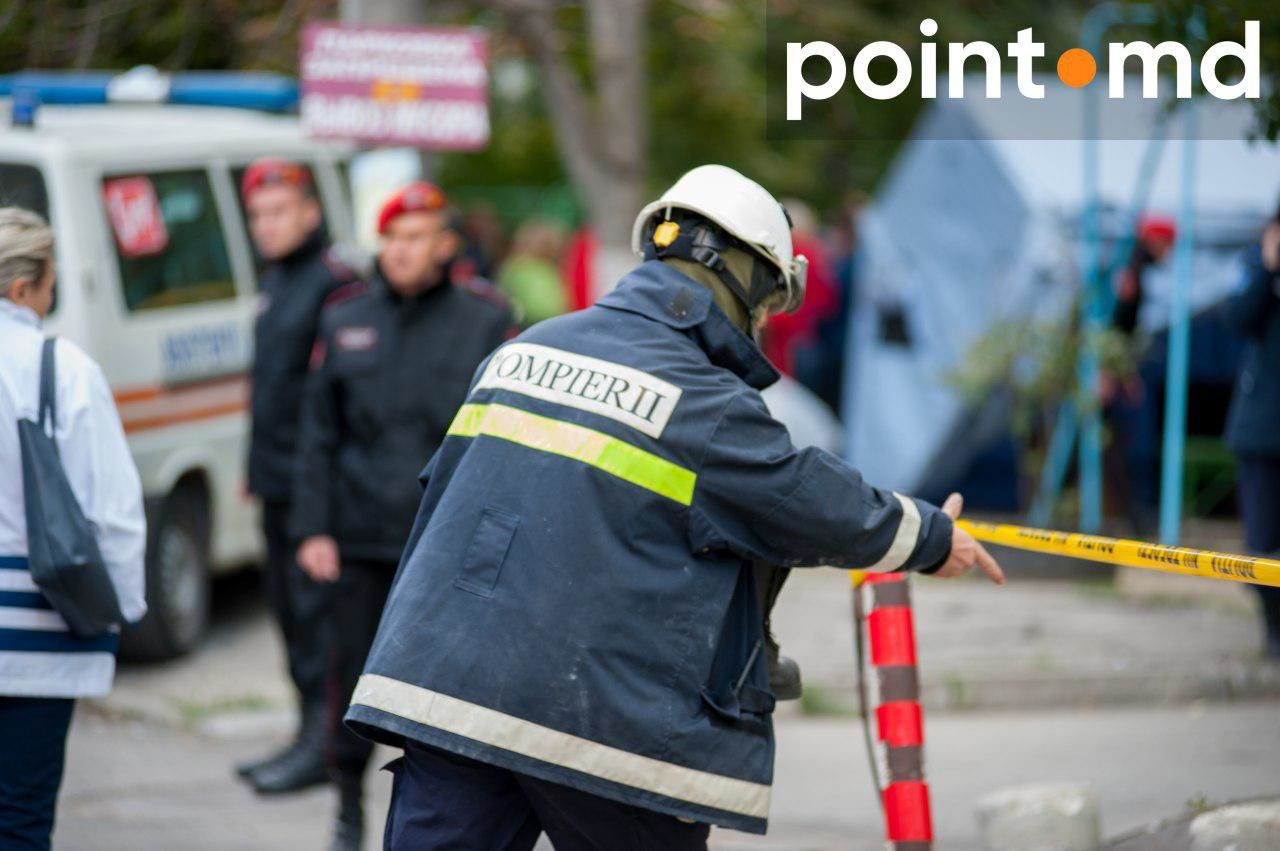 Жители столицы приносят цветы и свечи во двор дома, где был взрыв