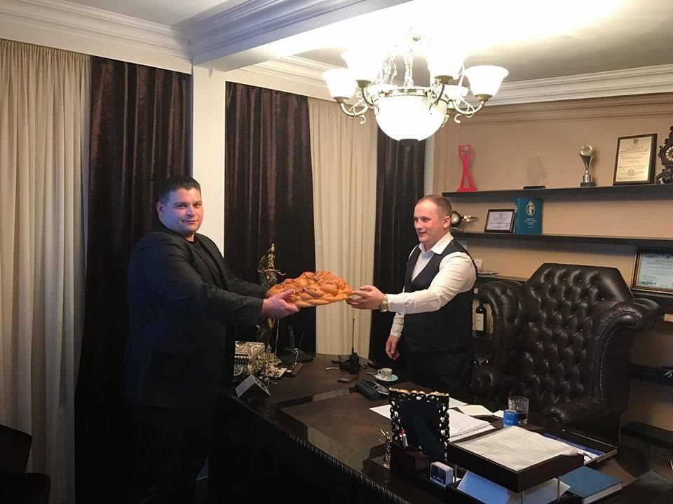 Avocatul Valerian Mînzat stă pe un fotoliu exact ca al lui Donald Trump