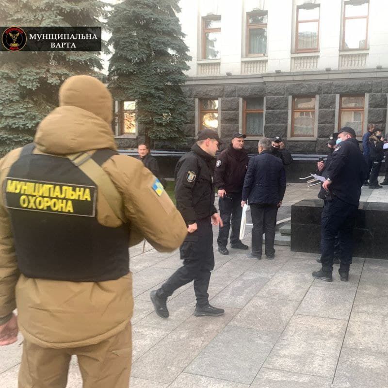 Украинец попытался сжечь себя в офисе Зеленского