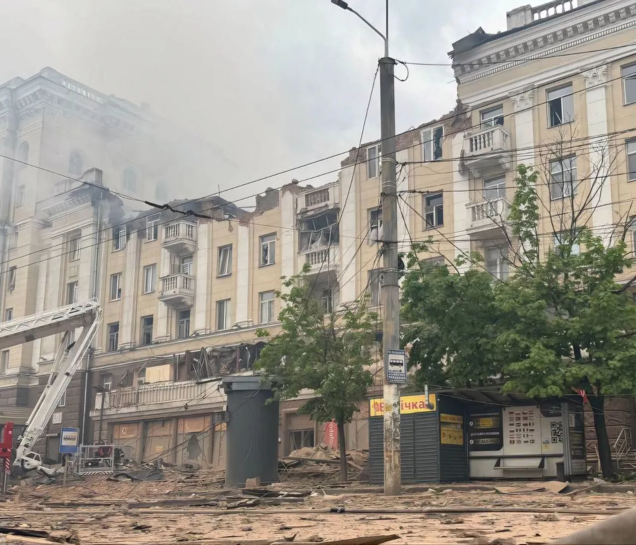 В Днепре ракета попала в жилой дом: есть погибшие и раненые