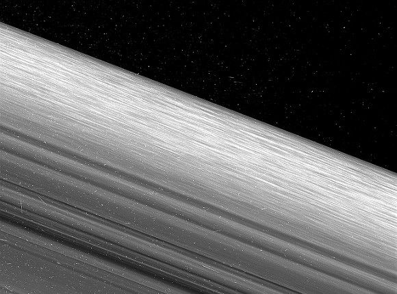 NASA опубликовало снимки колец Сатурна с высоким разрешением