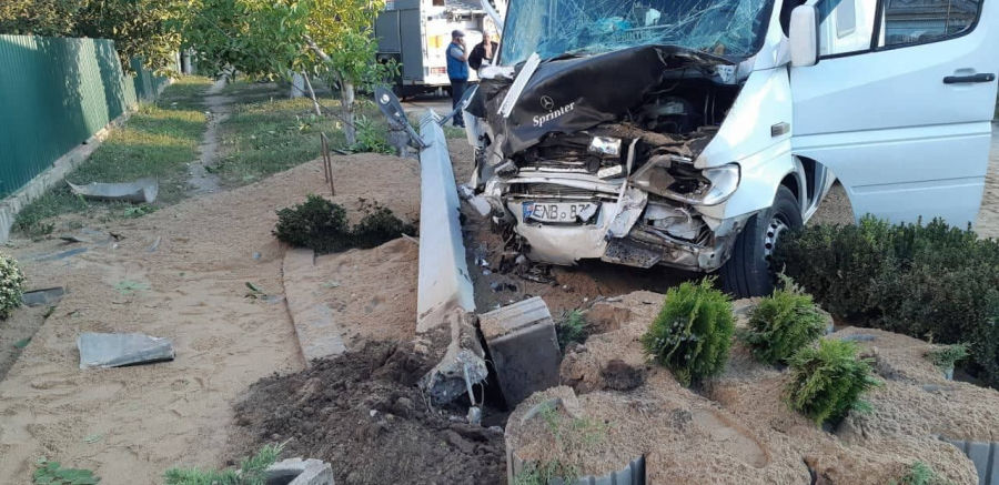 В селе Копанка водитель микроавтобуса врезался в дерево и снес столб
