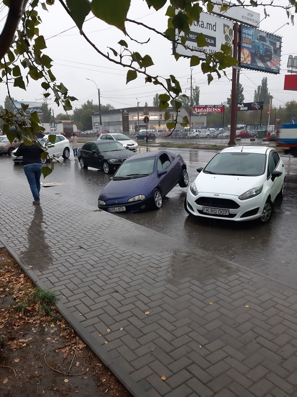 После сильного ливня улицы Кишинева превратились в реки
