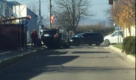 Impact violent la Stăuceni: O maşină s-a răsturnat, iar o femeie a fost transportată la spital
