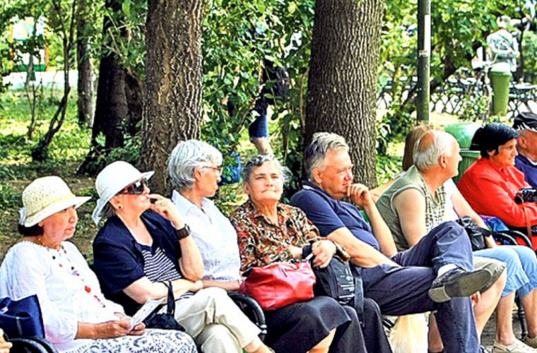 Пенсионеры сколько лет. Пенсионеры Молдова. Нужда старика. Сколько пенсионеров в Молдове. Pensionari.