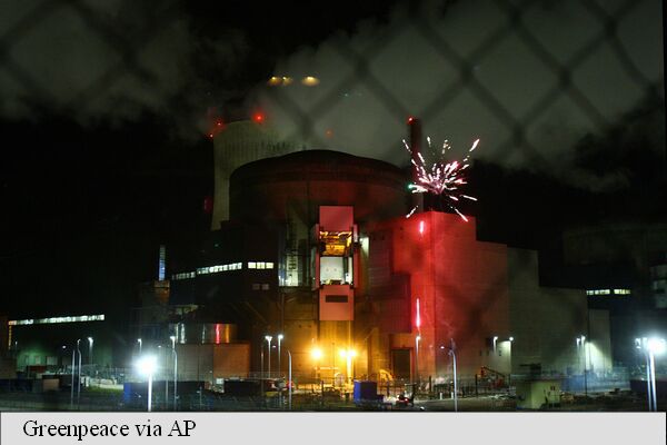 Franța: Greenpeace trage focuri de artificii la o centrală nucleară pentru a atenționa asupra breșelor de securitate