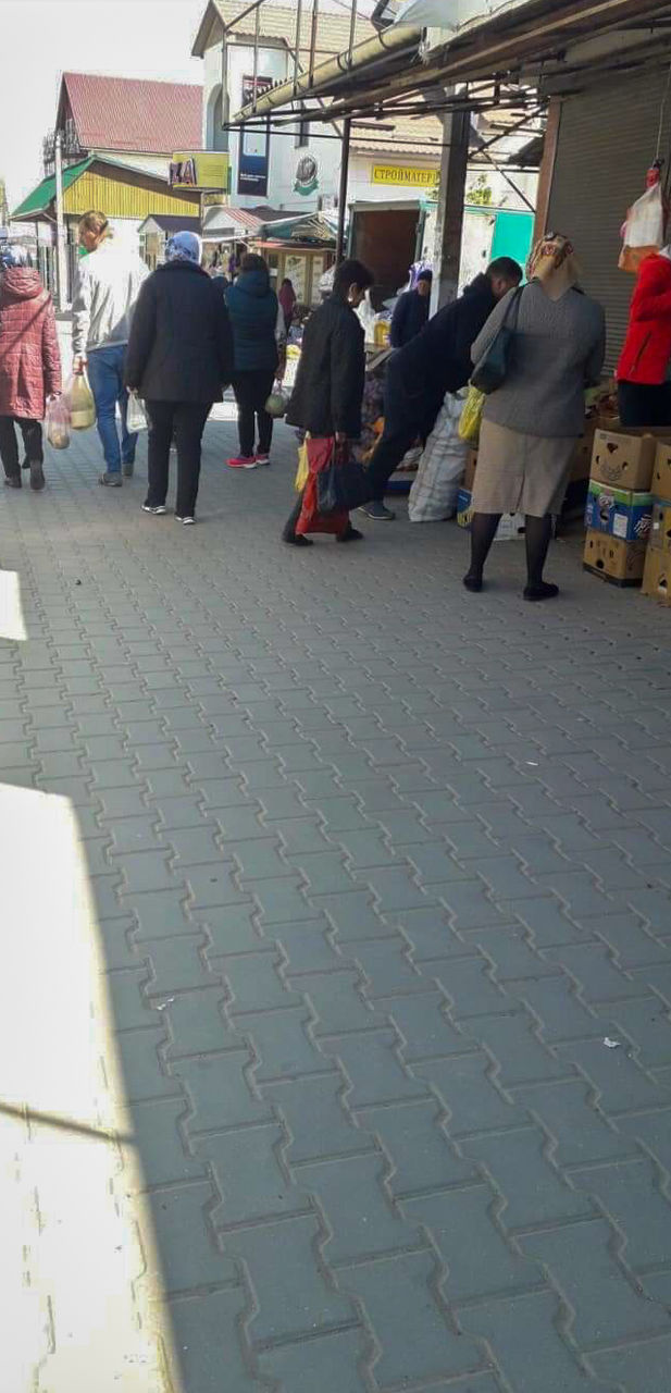 В Комрате во время карантина люди продолжают торговать на улицах и не соблюдают дистанцию