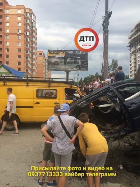 Под Киевом BMW снес остановку и разбил несколько машин