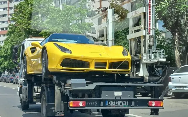 В Бухаресте полицейские эвакуировали Ferrari: припарковался на переходе