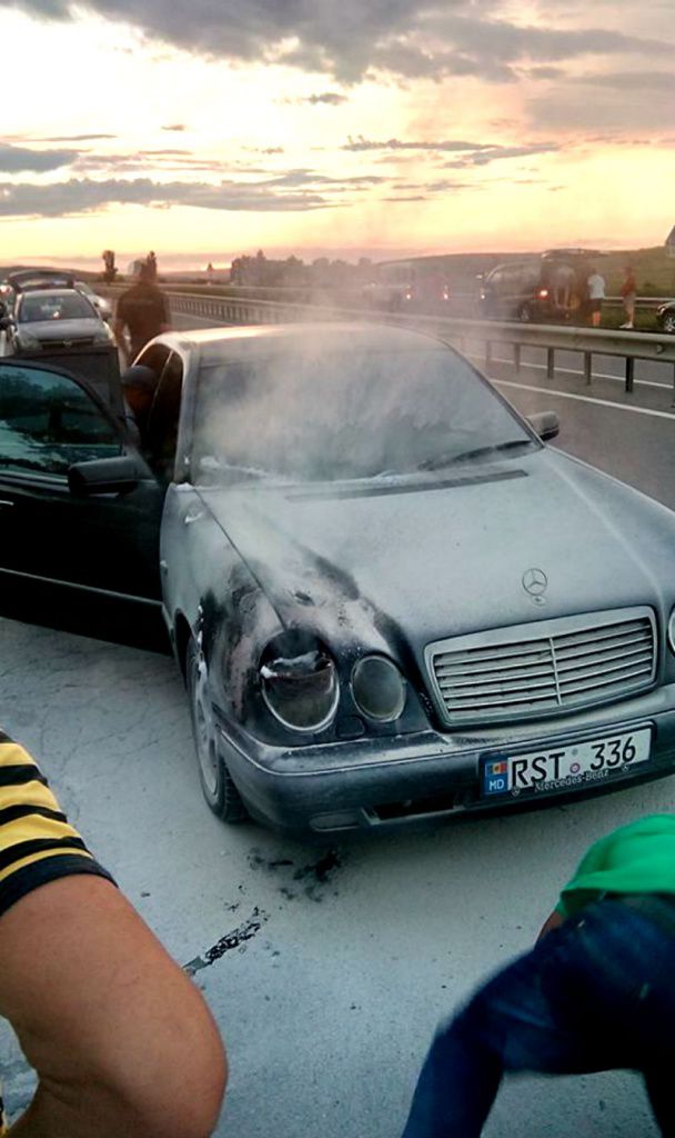 Автолюбители помогали тушить «странный» Mercedes на дороге у села Ратуша