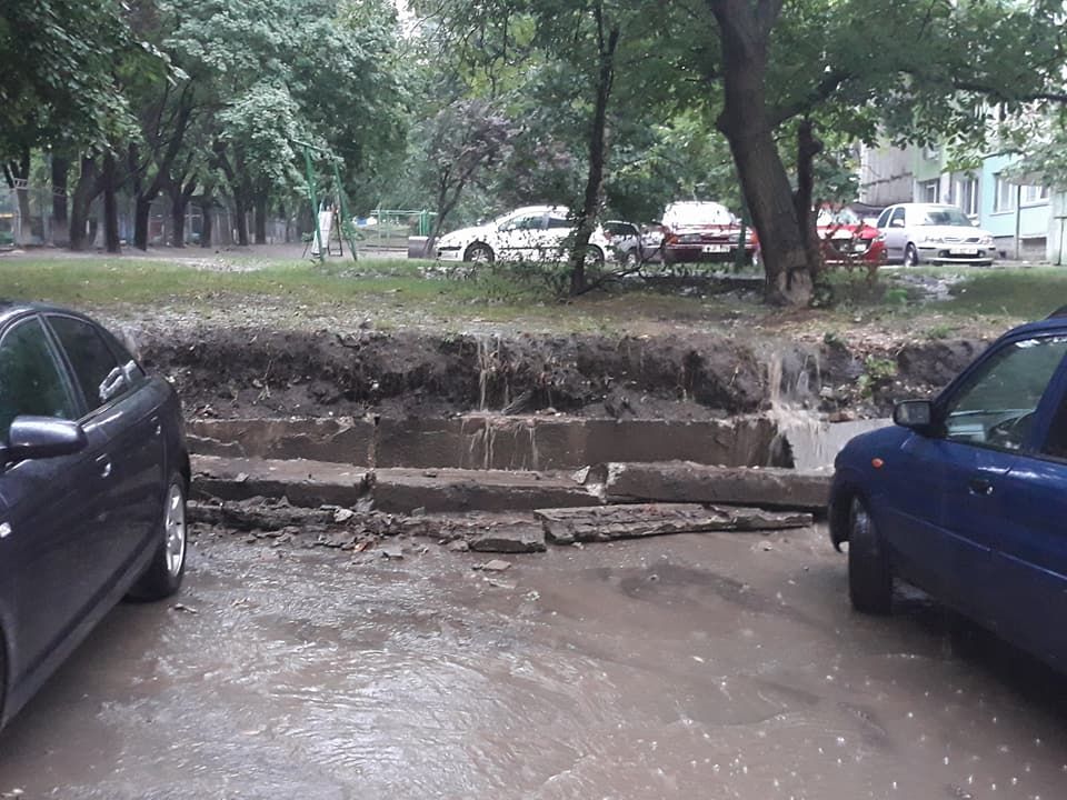 На Ботанике из-за сильного дождя образовался водопад