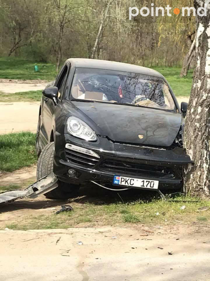 В парке на Скулянке Porsche Cayenne врезался в дерево