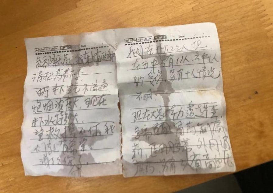 В Китае попавшие под завал неделю назад горняки передали спасателям записку