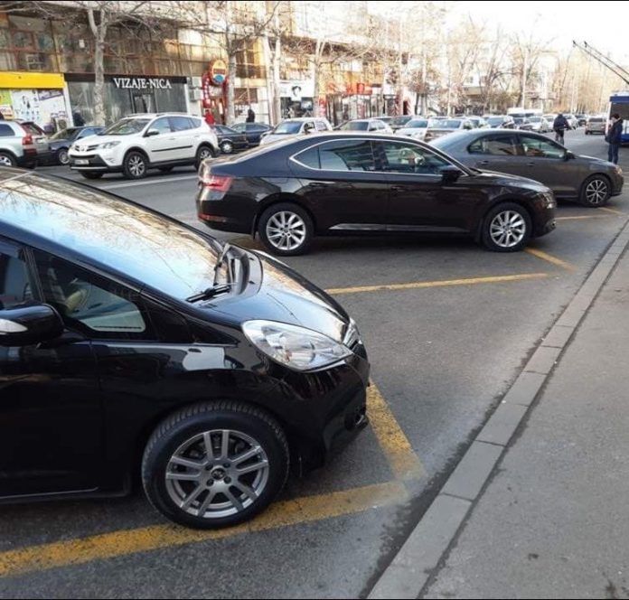 Желтая разметка на остановках общественного транспорта стерлась