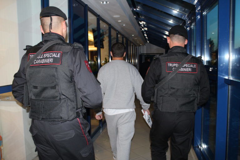 Un tânăr dat în căutare internațională, extrădat R.Moldova. De ce este bănuit