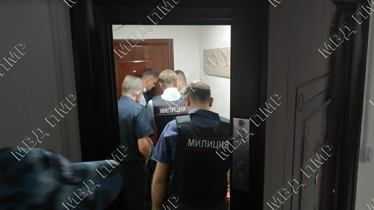 Житель Приднестровья взял в заложники мать, угрожая ей ножами