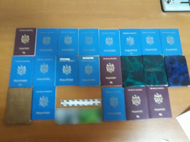 Торговец людьми, отправлявший людей в Россию, хранил дома 23 паспорта