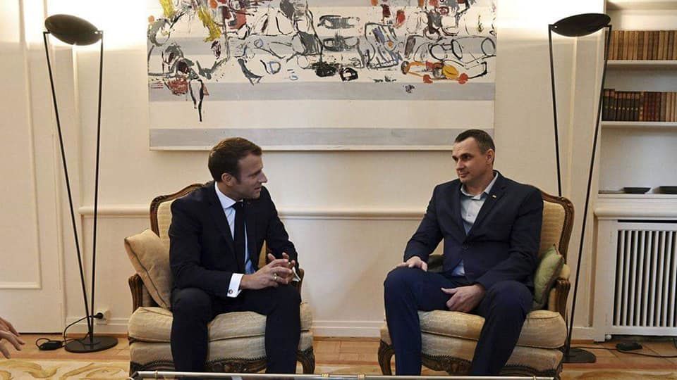 Сенцов подарил Макрону свою тюремную кружку