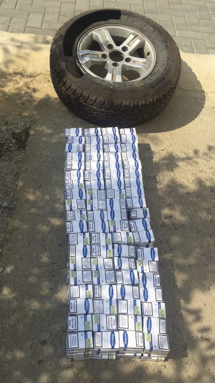 Aproape 12.000 de țigări, descoperite de vameși într-o singură zi