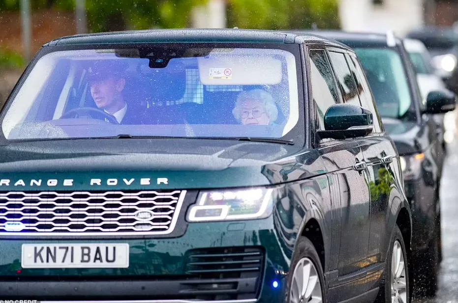 Королева Елизавета II попала в шторм на самолете: пилот приземлился со второй попытки