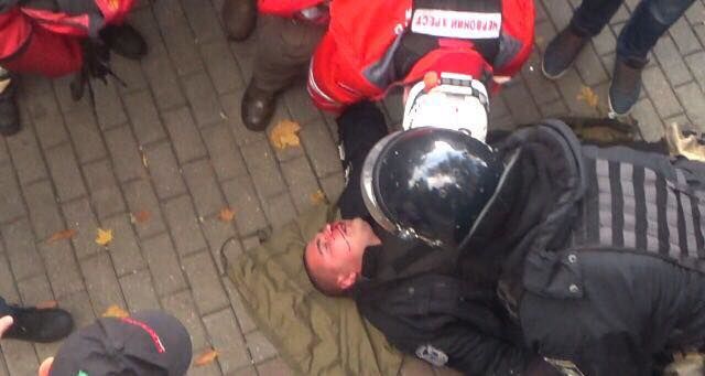 Митингующие прорываются во двор Рады, пострадал полицейский