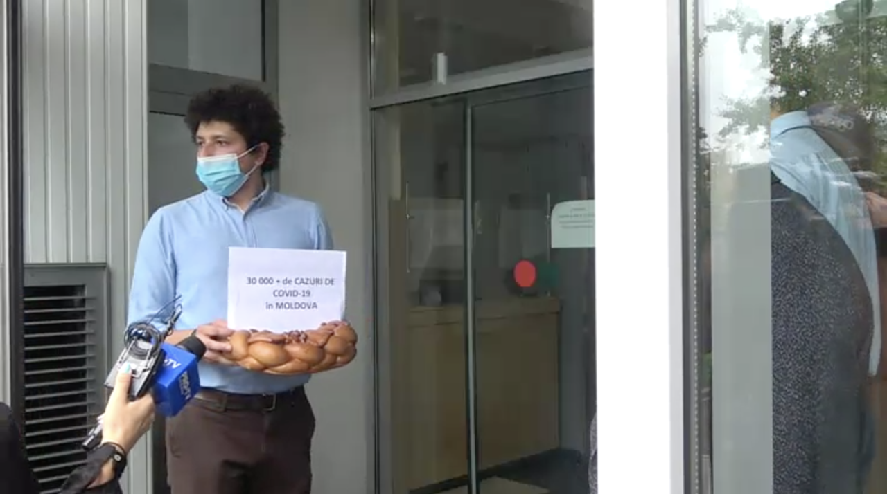 Молодежь PAS принесла Кику свадебный калач