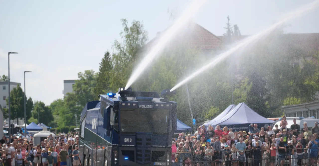 Полиция Берлина использовала водометы для охлаждения жителей на фоне жары