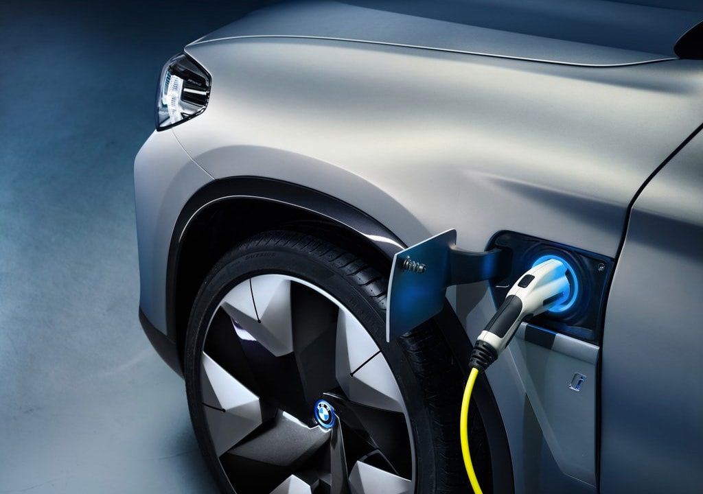 BMW показала свой первый электрический кроссовер
