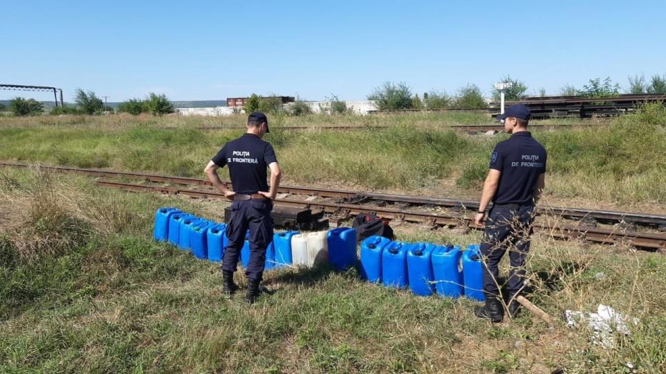 В Басарабяске у железной дороги пограничники нашли 17 емкостей с дизтопливом