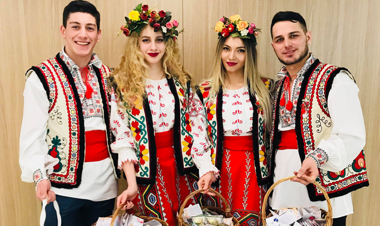Mii de mărţişoare, dăruite pasagerilor la Aeroportul Chişinău ®