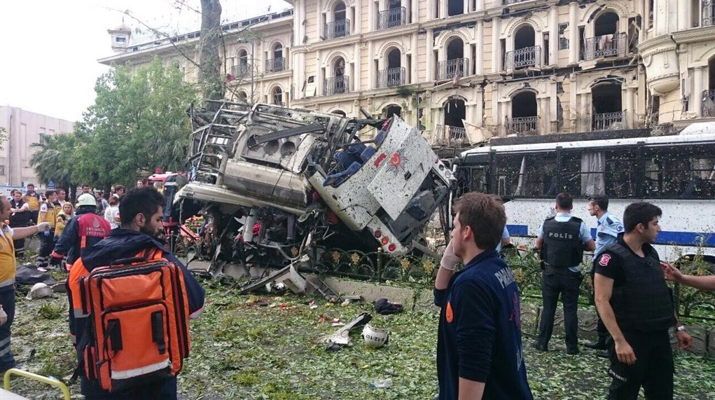 В Стамбуле у автобусной остановки прогремел взрыв