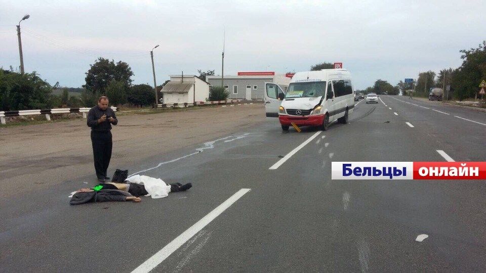 ДТП на трассе близ Бельц: маршрутка насмерть сбила мужчину