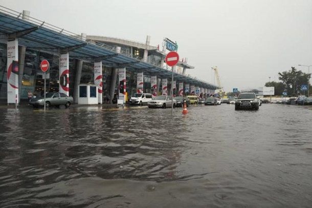 В Киеве ливнем затопило аэропорт Жуляны