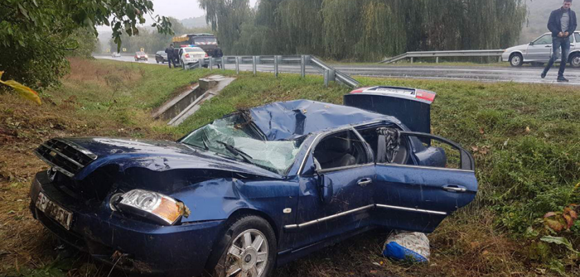 Водитель попал в реанимацию, потеряв управление и перевернувшись на трассе