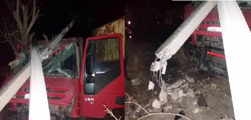 В Комрате грузовик вылетел с дороги и снес два столба