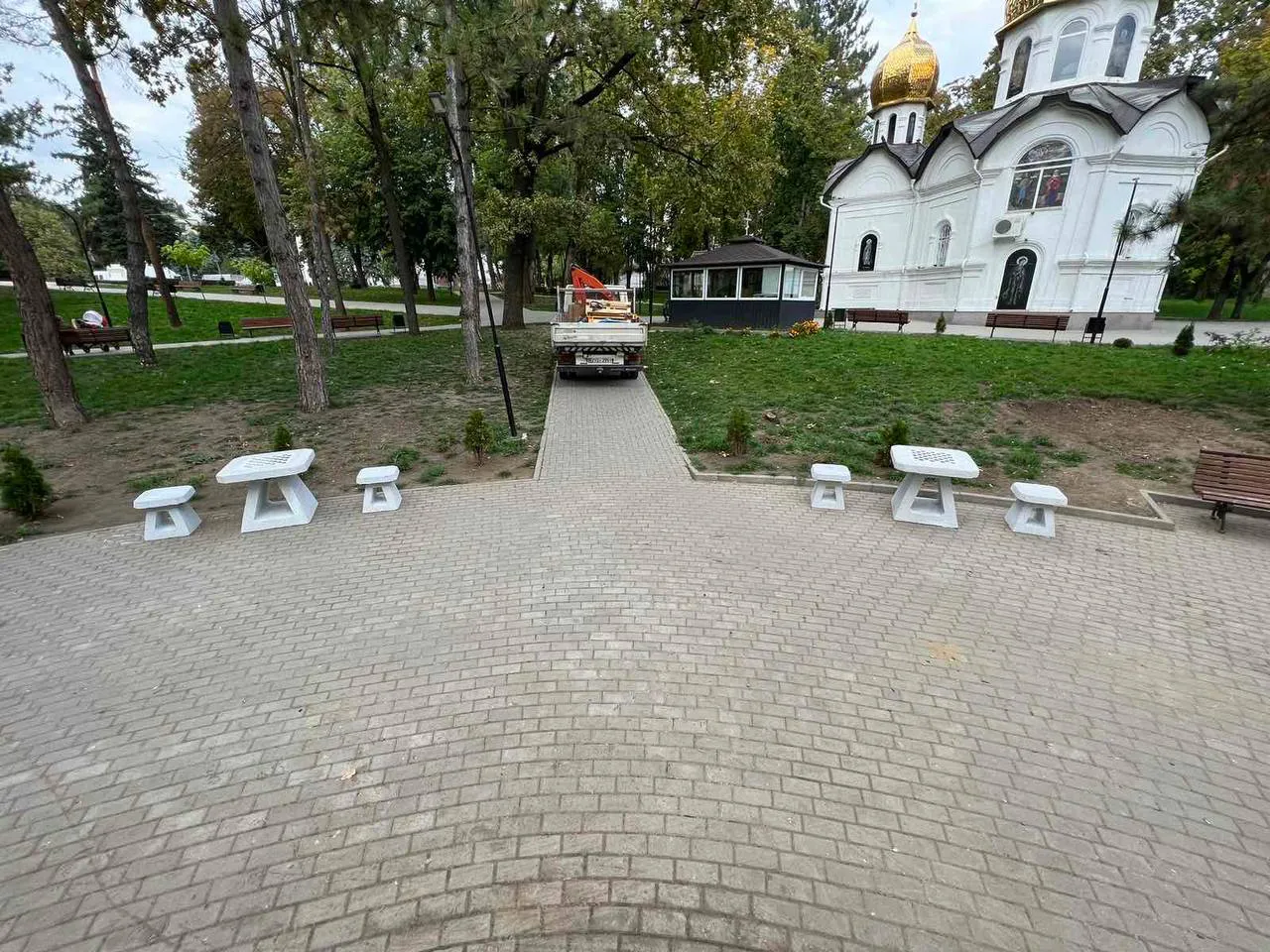 В общественных местах столицы устанавливаются шахматные столы