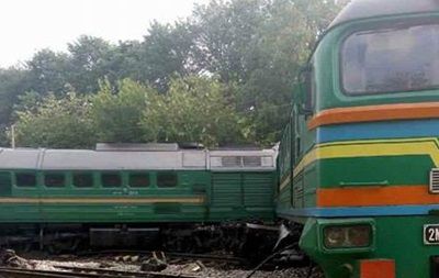 На Украине локомотив столкнулся с поездом