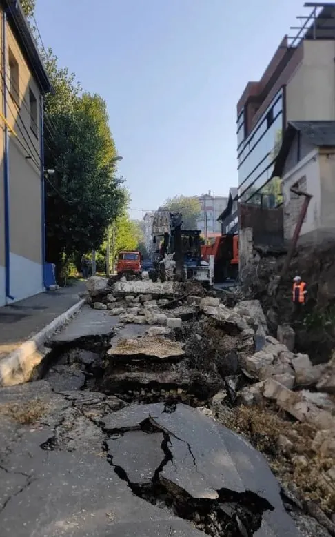 În Capitală se repară drumurile avariate de ploile abundente