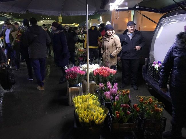 Мужчины “штурмуют” столичный цветочный рынок в преддверии 8 Марта